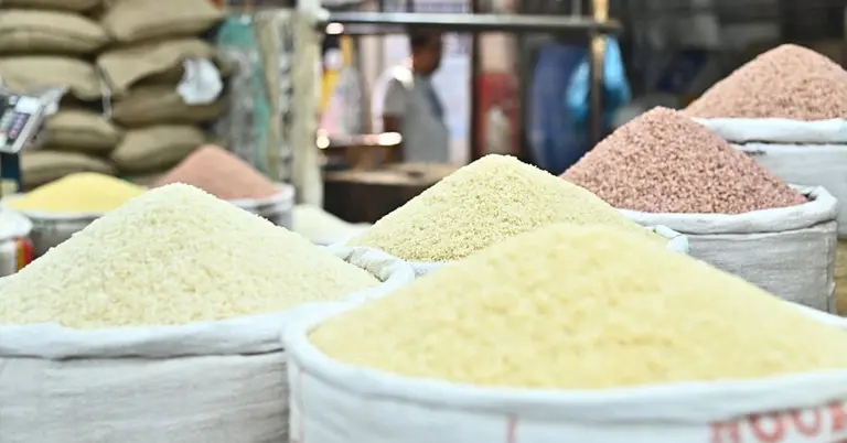 বিক্রির জন্য রাখা বিভিন্ন ধরনের চাল